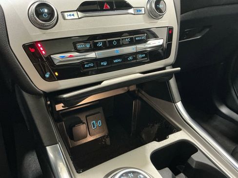 Used 2022 Ford Explorer XLT w/ Equipment Group 202A image 14