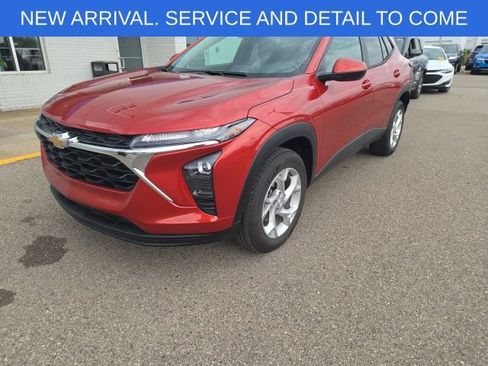 Used 2024 Chevrolet Trax LS w/ LS Convenience Package FWD image 1