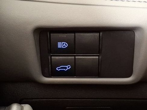Used 2021 Toyota Highlander XLE AWD/4WD image 25