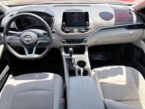 Used 2025 Nissan Altima 2.5 SV FWD image 9