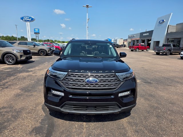 Used 2022 Ford Explorer XLT w/ Equipment Group 202A AWD/4WD image 2
