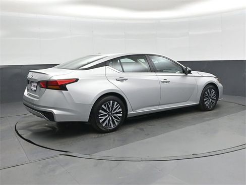 Used 2025 Nissan Altima 2.5 SV image 4