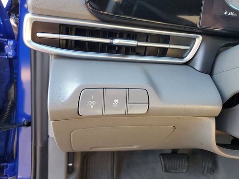 Used 2025 Hyundai Elantra SEL FWD image 29