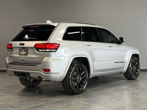 Used 2017 Jeep Grand Cherokee Altitude image 5