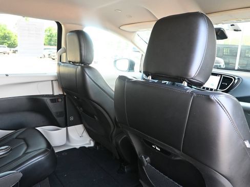Used 2023 Chrysler Pacifica Touring-L FWD image 26