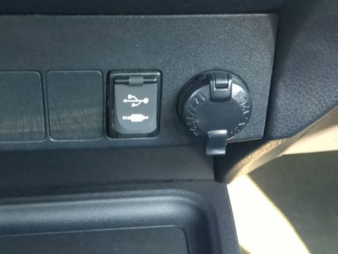 Used 2018 Toyota RAV4 Limited image 27