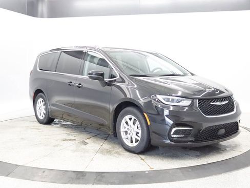 Certified 2023 Chrysler Pacifica Touring-L FWD image 10