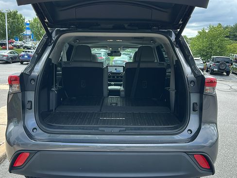 Used 2023 Toyota Highlander XLE FWD image 7