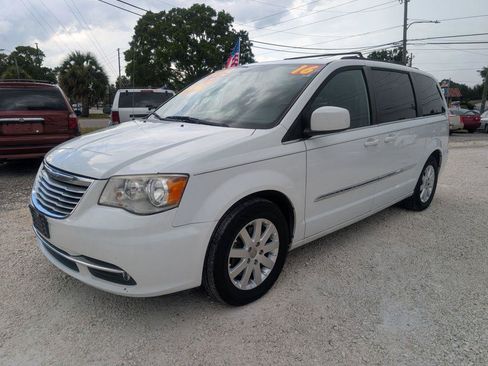 Used 2016 Chrysler Town & Country Touring FWD image 3
