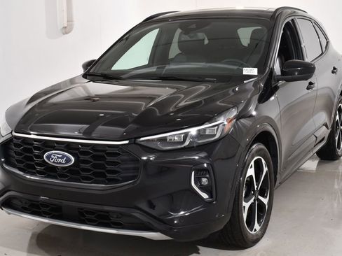 Used 2023 Ford Escape ST-Line Elite w/ Premium Technology Package image 2