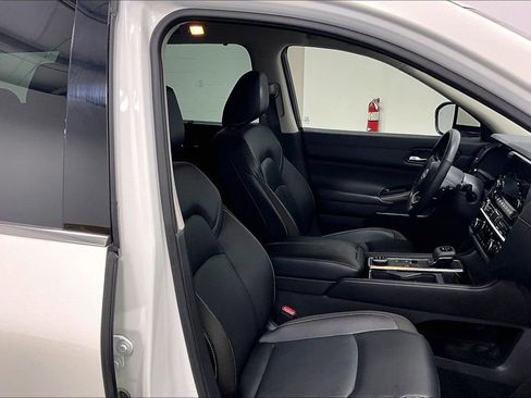 Used 2023 Nissan Pathfinder SL AWD/4WD image 9