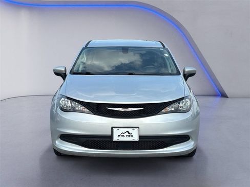 Used 2022 Chrysler Voyager LX FWD image 8
