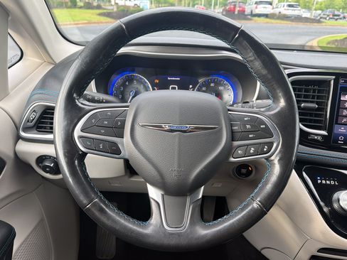 Used 2021 Chrysler Pacifica Touring-L FWD image 17