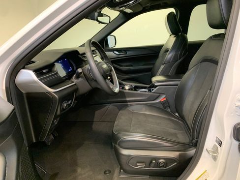 Used 2023 Jeep Grand Cherokee Altitude image 18