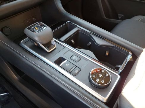 Used 2025 Nissan Pathfinder SV image 18