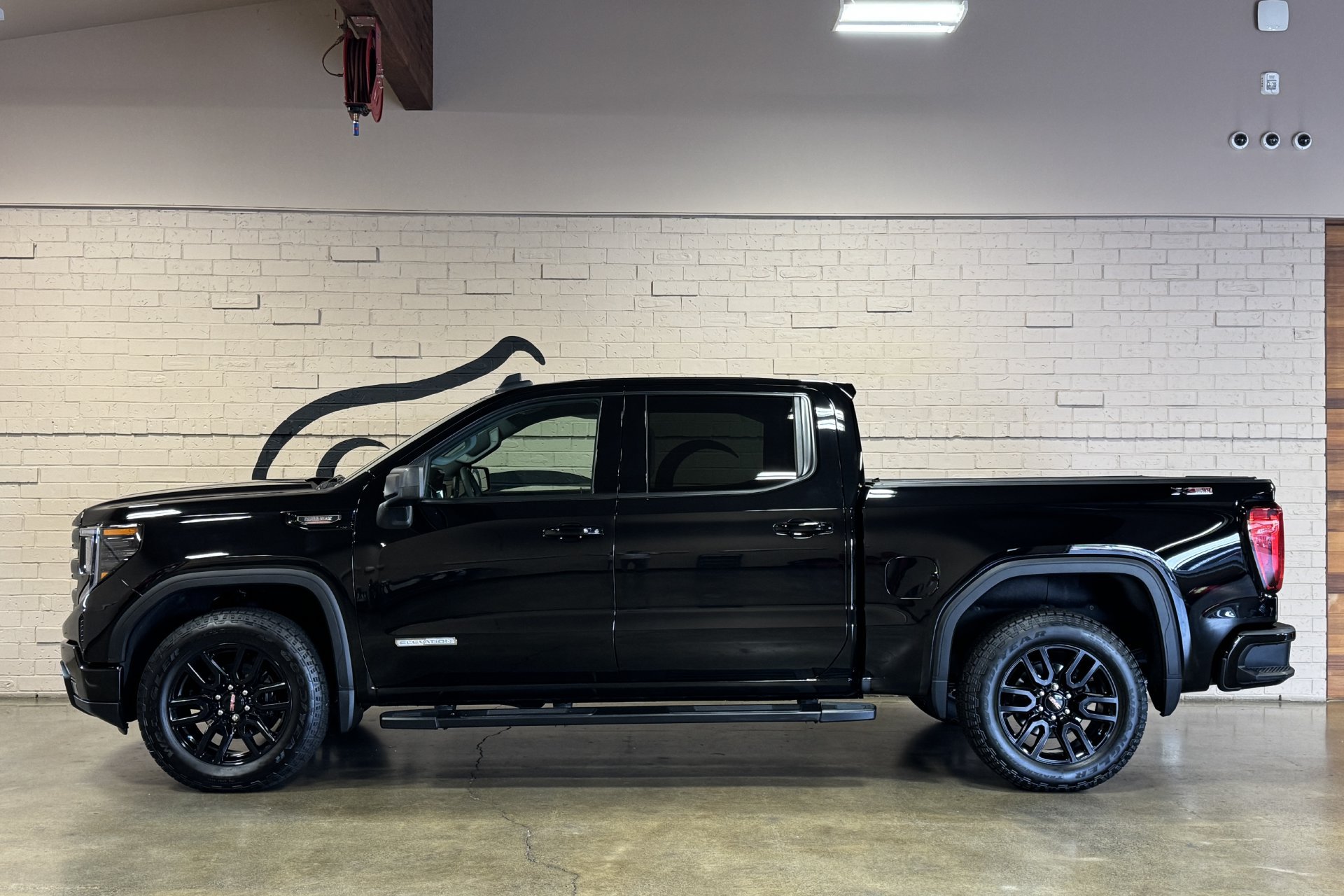 Used 2024 GMC Sierra 1500 Elevation w/ LPO, Elevation Black Package AWD/4WD image 10