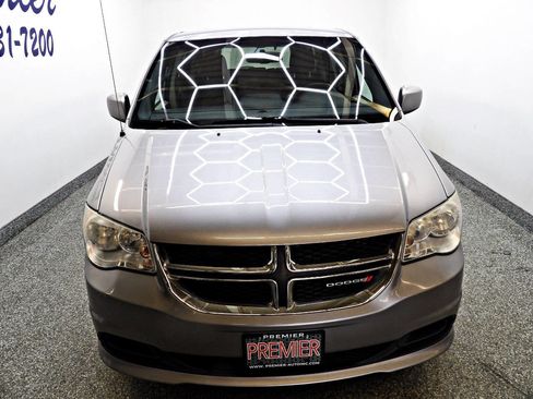 Used 2016 Dodge Grand Caravan SE image 2
