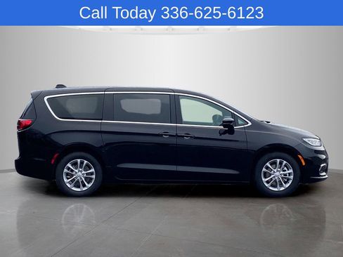 New 2026 Chrysler Pacifica Select FWD image 6