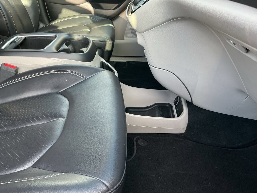 Used 2024 Chrysler Pacifica Touring-L FWD image 19