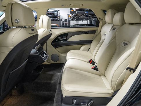 Used 2024 Bentley Bentayga Extended Wheelbase image 30