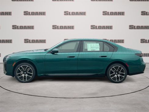 New 2026 BMW 750e xDrive image 2