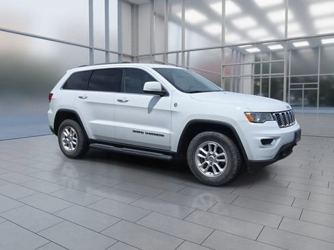 Used 2018 Jeep Grand Cherokee Laredo AWD/4WD image 2