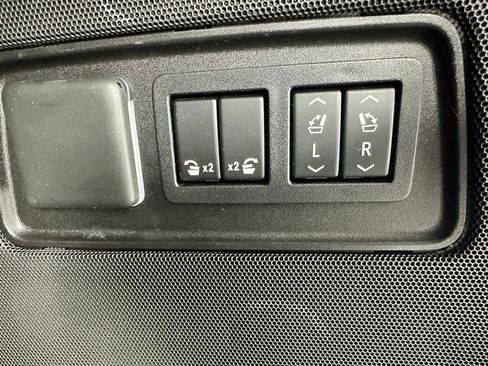 Used 2022 Cadillac Escalade ESV Sport Platinum AWD/4WD image 18