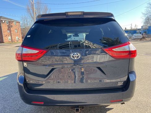Used 2018 Toyota Sienna XLE w/ XLE Navigation Package image 4