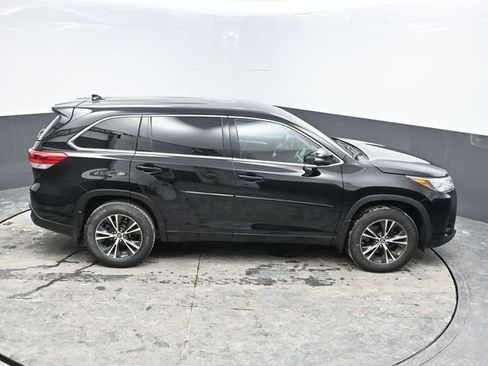 Used 2018 Toyota Highlander LE image 31