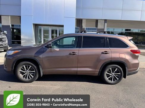 Used 2017 Toyota Highlander XLE w/ Carpet Mat Package AWD/4WD image 3