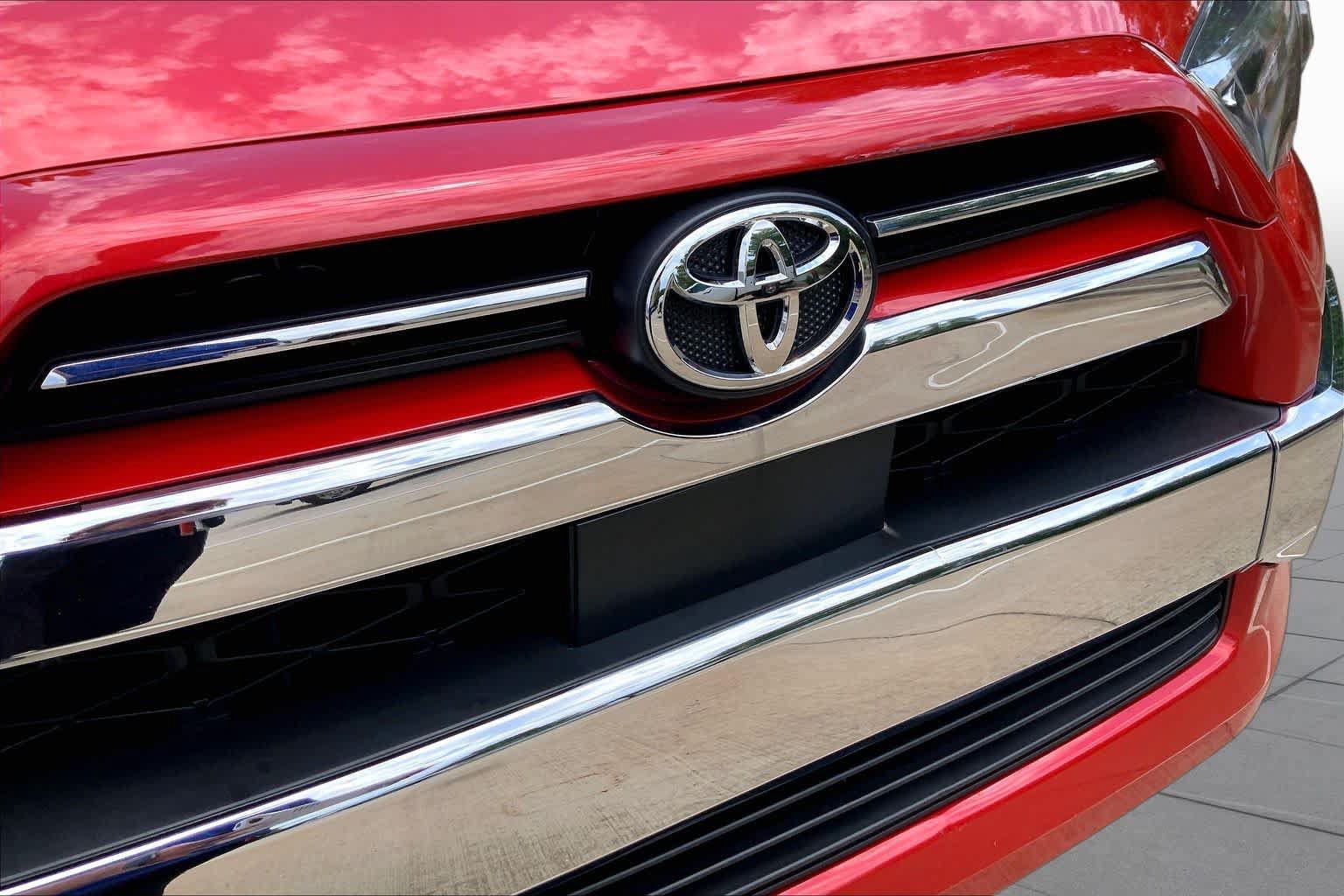 Used 2021 Toyota 4Runner Limited AWD/4WD image 32