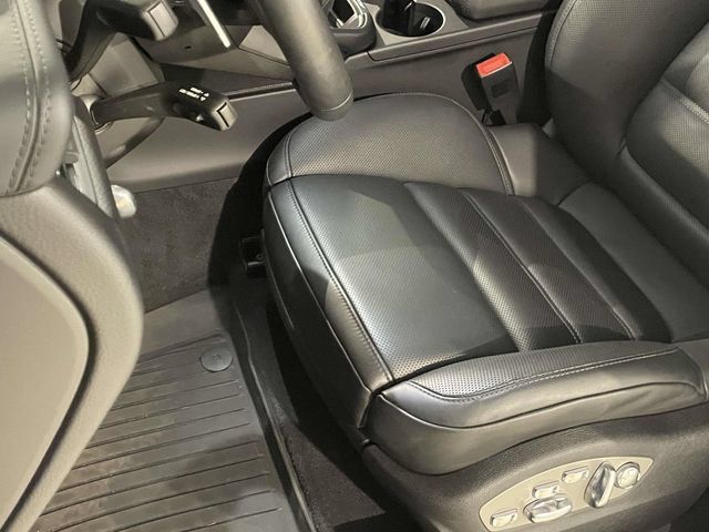 Certified 2026 Porsche Macan Turbo AWD/4WD image 5