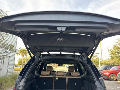 Used 2024 Land Rover Discovery Dynamic SE image 12