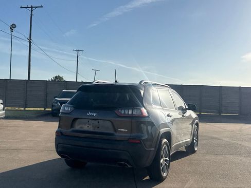 Used 2019 Jeep Cherokee Latitude Plus w/ Comfort/Convenience Group FWD image 23