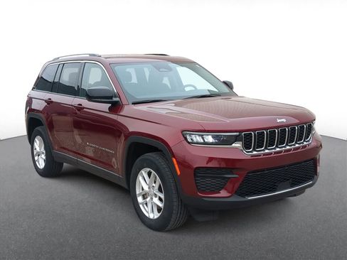 Used 2023 Jeep Grand Cherokee Laredo image 2