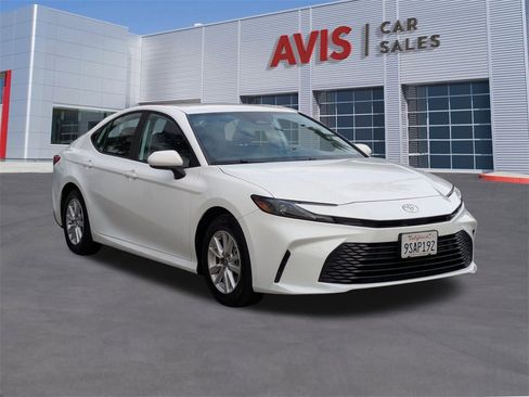 Used 2025 Toyota Camry LE image 3