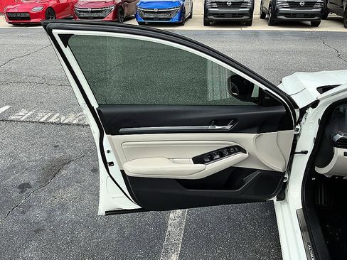 Used 2022 Nissan Altima 2.5 SL FWD image 11