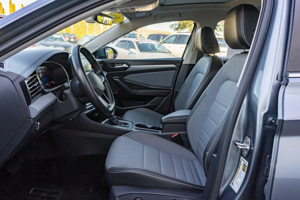 Used 2025 Volkswagen Jetta SE FWD image 25