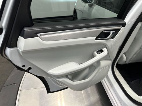 Certified 2023 Porsche Macan AWD/4WD image 33