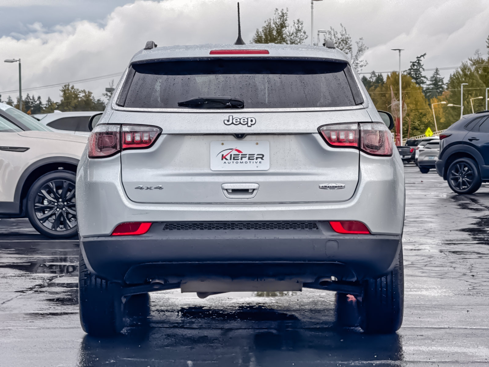 Used 2024 Jeep Compass Latitude AWD/4WD image 4