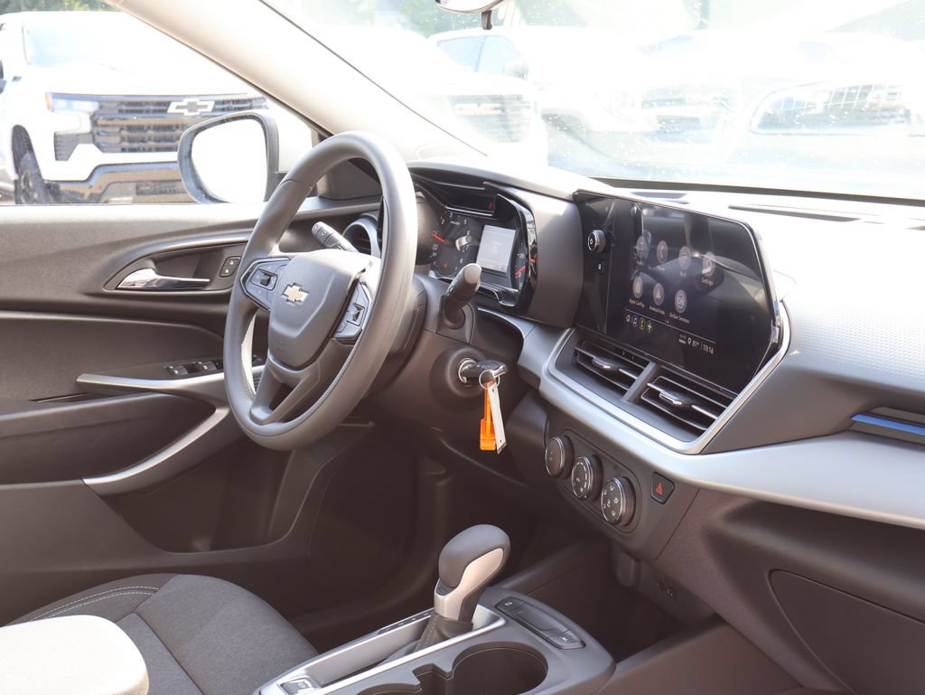 New 2026 Chevrolet Trax LS w/ LS Convenience Package FWD image 30