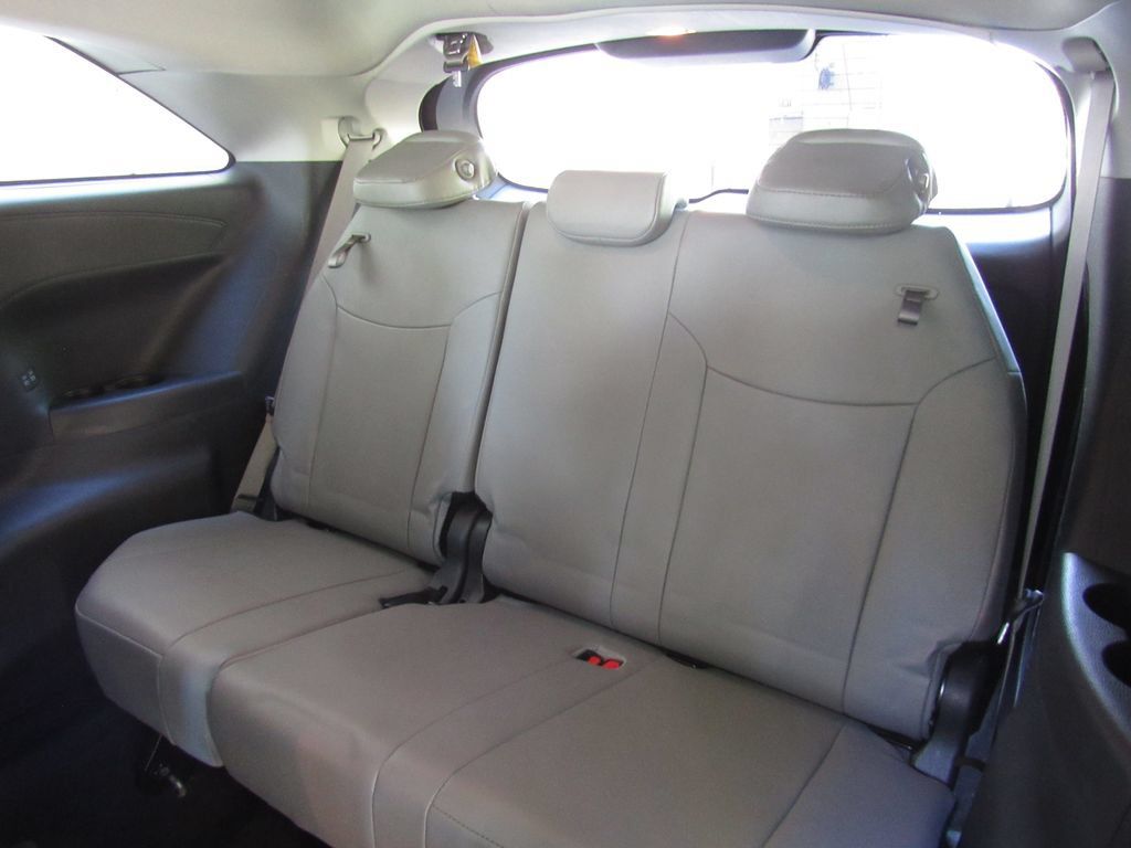 Certified 2025 Toyota Sienna XLE FWD image 18