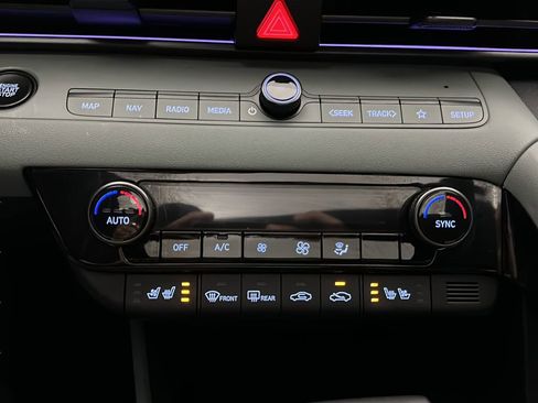 Certified 2024 Hyundai Elantra Limited image 27