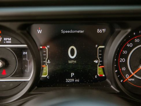 Used 2025 Jeep Gladiator Rubicon AWD/4WD image 18