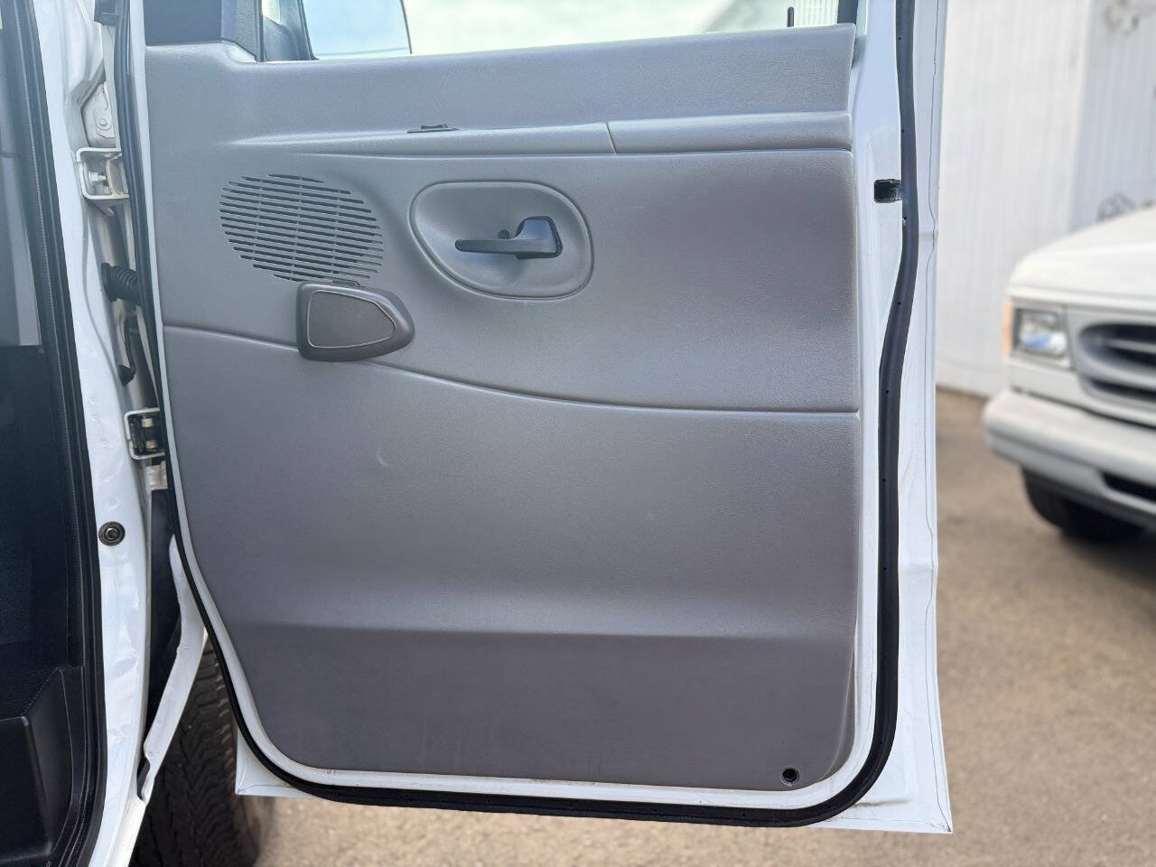 Used 2006 Ford E-350 and Econoline 350 XL RWD image 27
