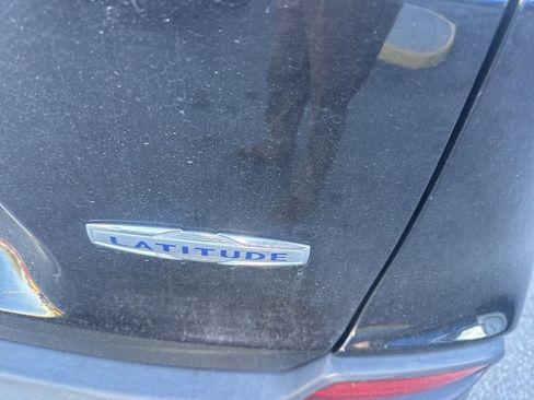 Used 2019 Jeep Cherokee Latitude Plus w/ Comfort/Convenience Group image 6