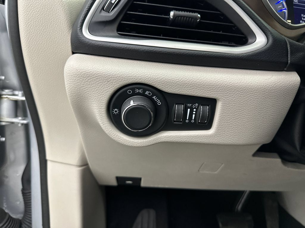Used 2023 Chrysler Voyager LX FWD image 32