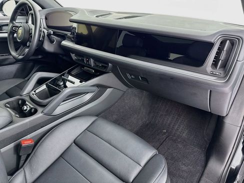 Certified 2024 Porsche Cayenne AWD/4WD image 30