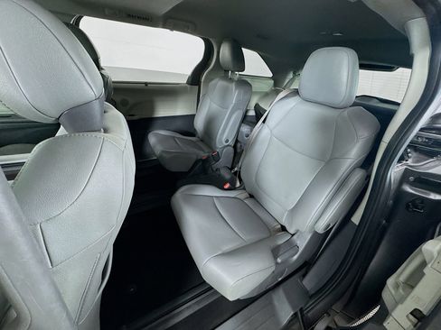 Certified 2021 Toyota Sienna XLE FWD image 17