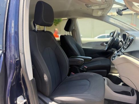 Used 2020 Chrysler Voyager LX FWD image 9